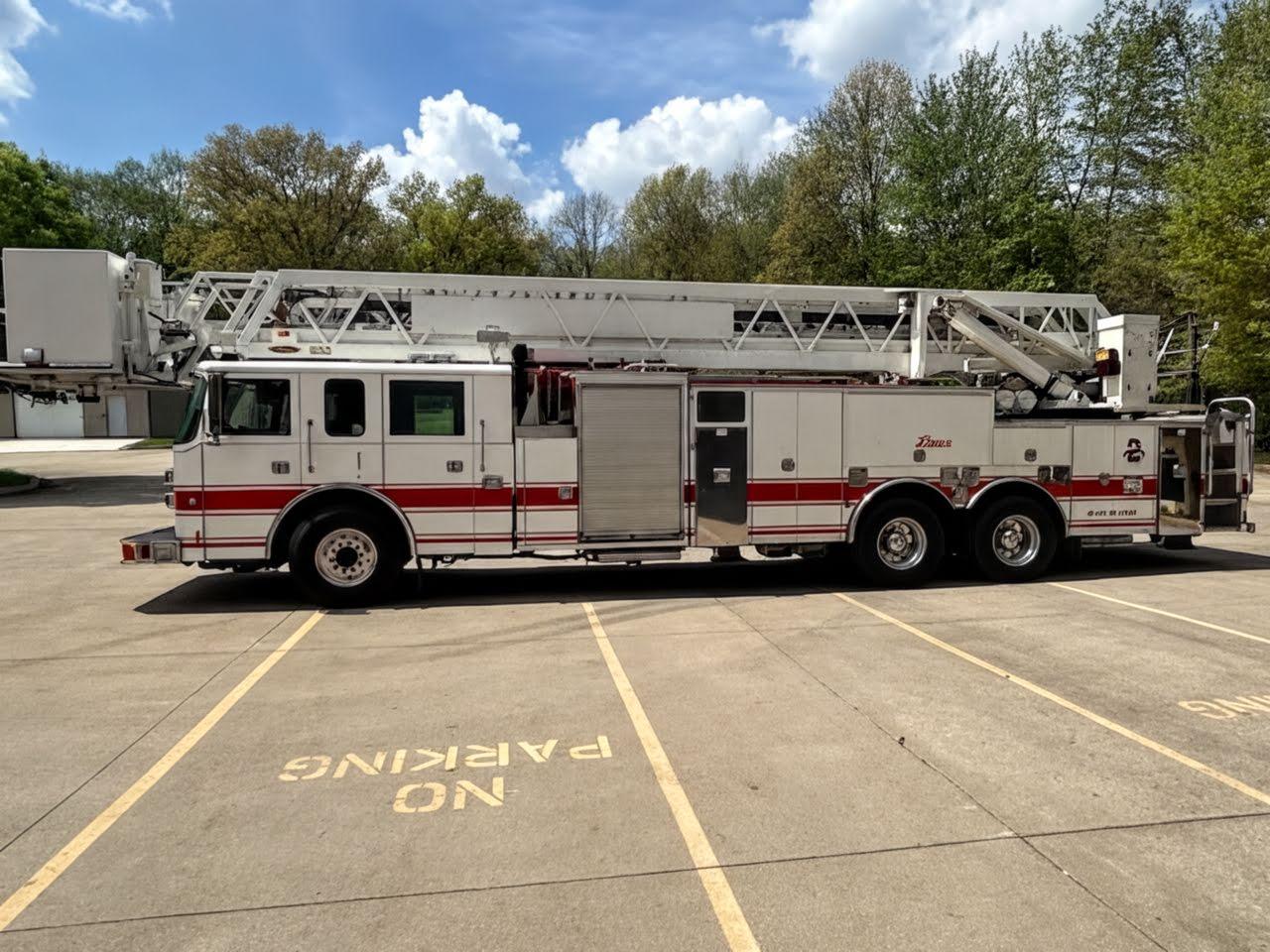 2001 Pierce Dash 100' Quint - image 1