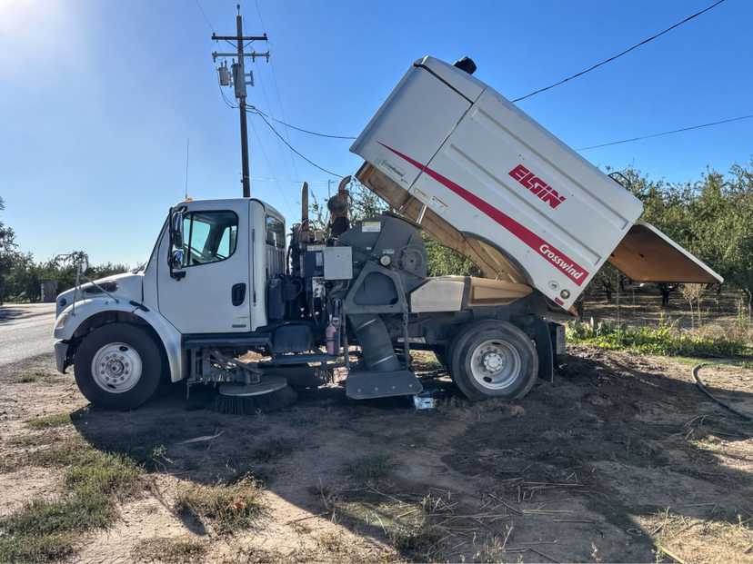 2015 Freightliner M2 106 Elgin Crosswind Street Sweeper — photo 3