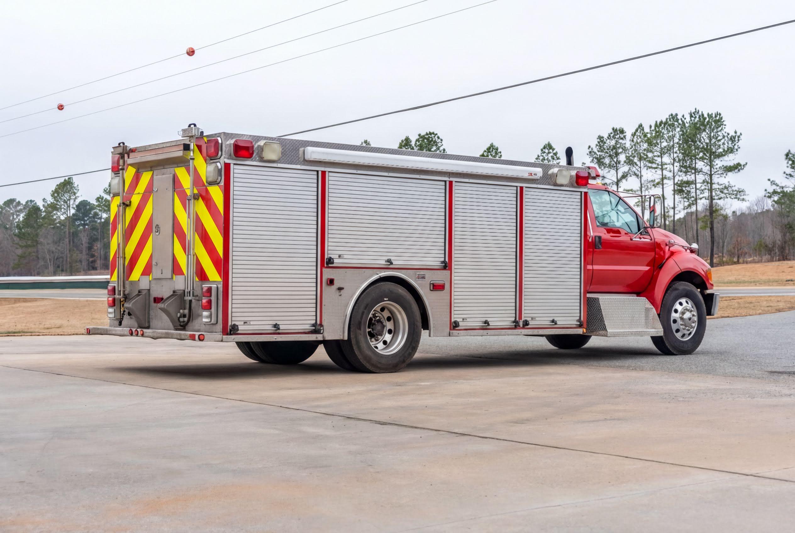 2004 Ford 750 Squad - image 4