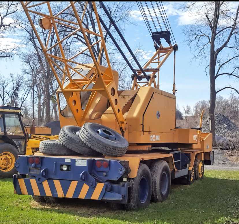 1979 p&h on road crane.    100' of boom