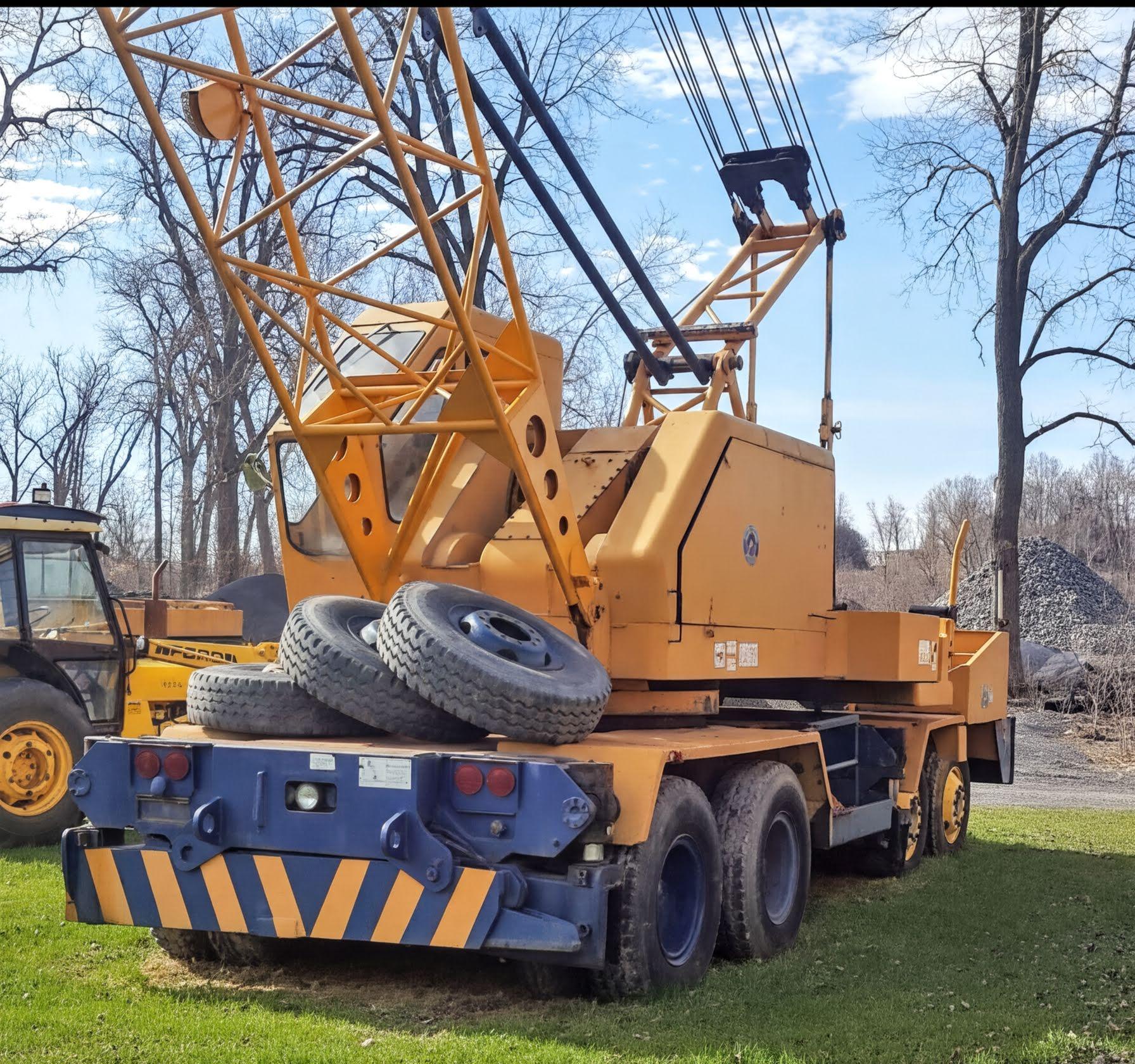 1979 p&h on road crane.    100' of boom - image 1