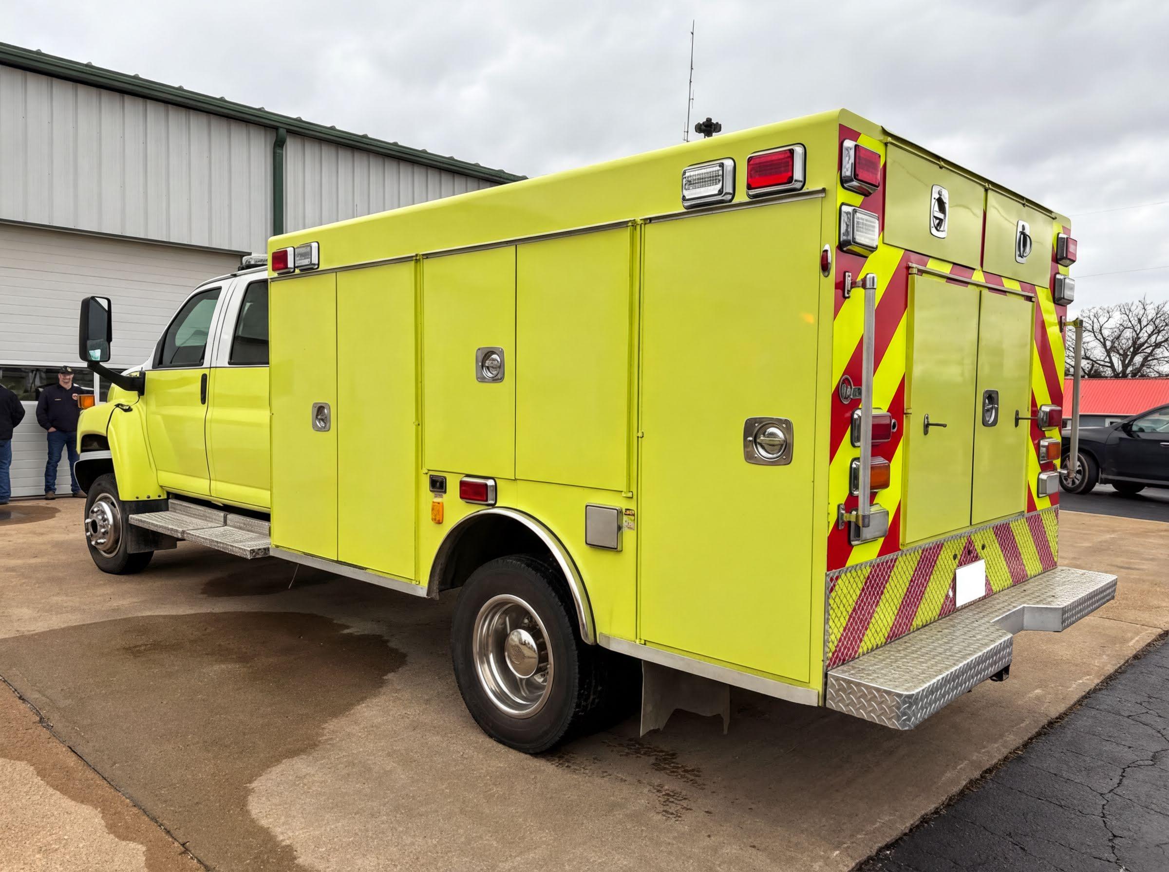 2009 Chevrolet Kodiak 5500 4x4 Squad - image 2
