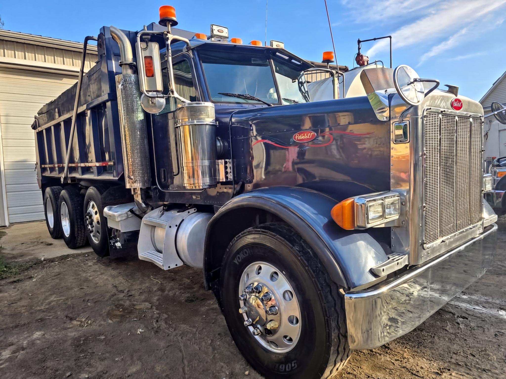 2005 Peterbilt 379 Dump Truck - image 1