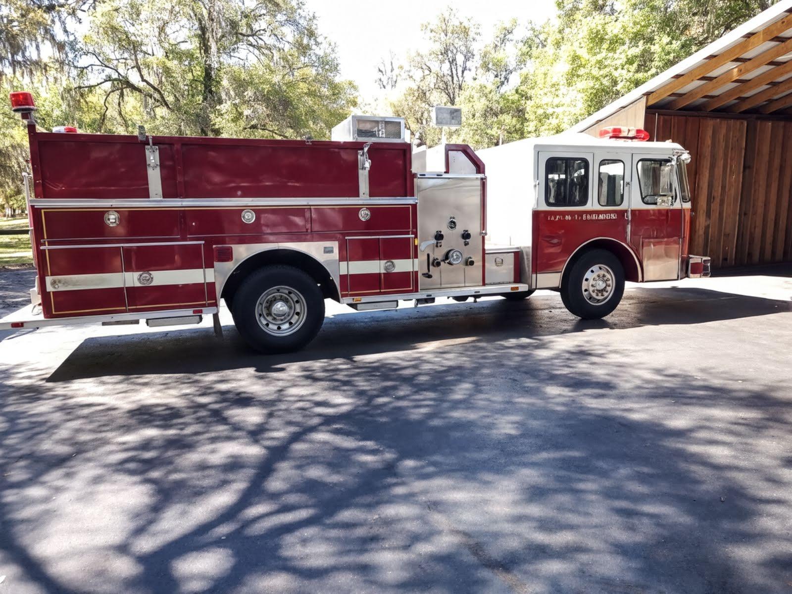 1990 E-One Pumper - image 2