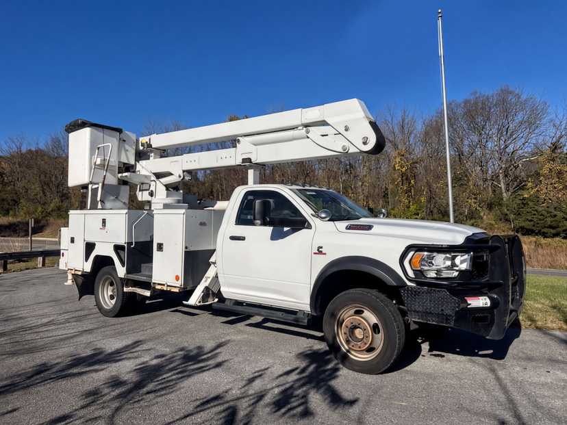 2020 Ram 5500 4x4 Bucket Truck w/ ETI ETOMH40-IH Boom (45 ft) — photo 2