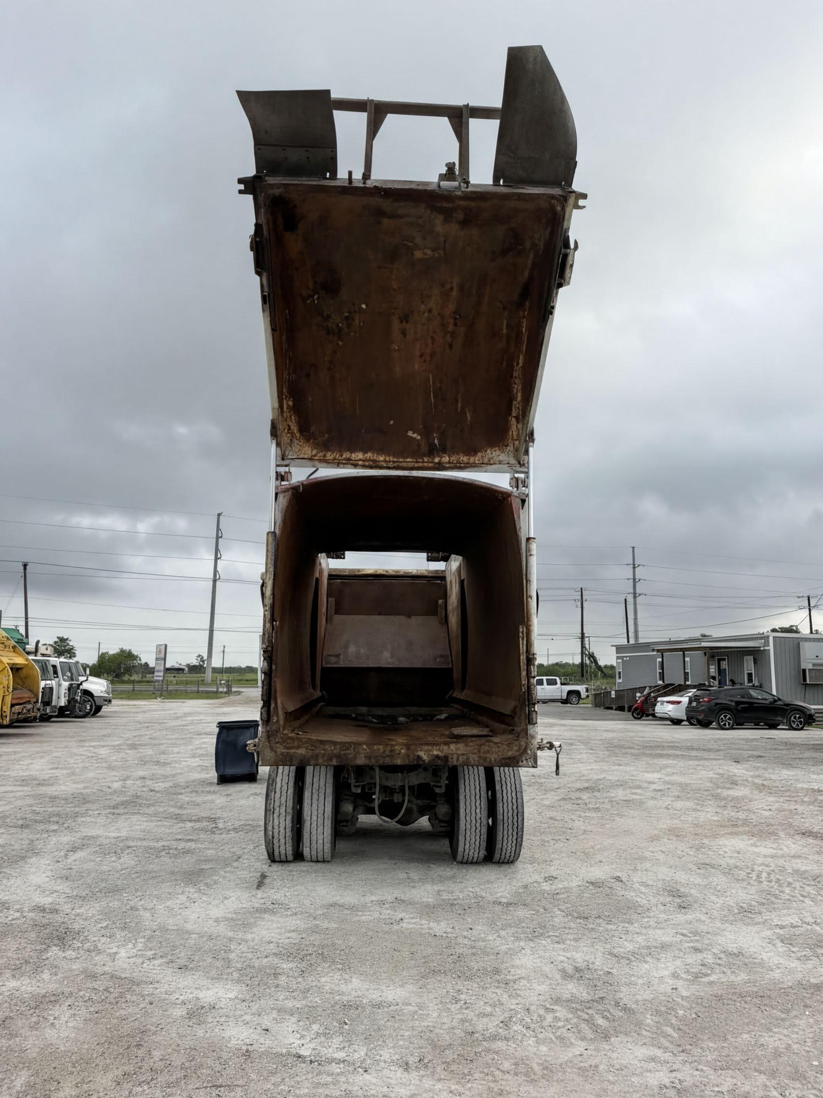 2007 Mack E-Z Pack Front Loader - image 3