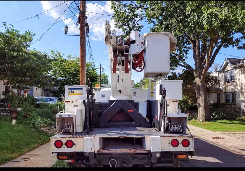 2002 International Bucket truck 47 working height — photo 5