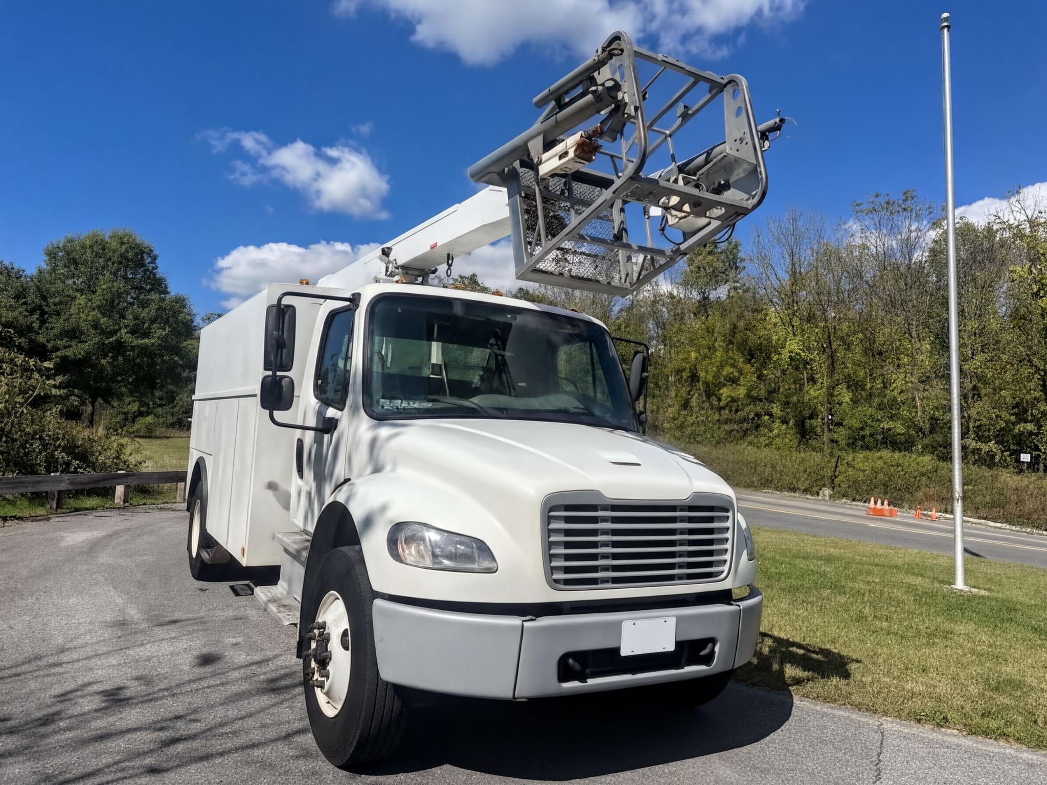 2019 Freightliner M2 106 Bucket Truck/Cable Placer (45 ft) - image 3