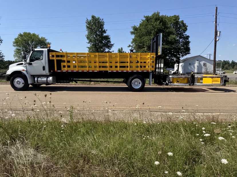 2020 International MV Scorpion II Attenuator Truck — photo 4