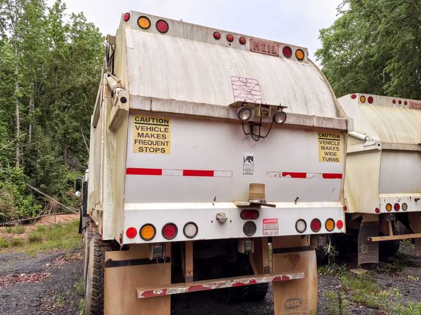 2011 Mack Heil Side Loader — photo 4