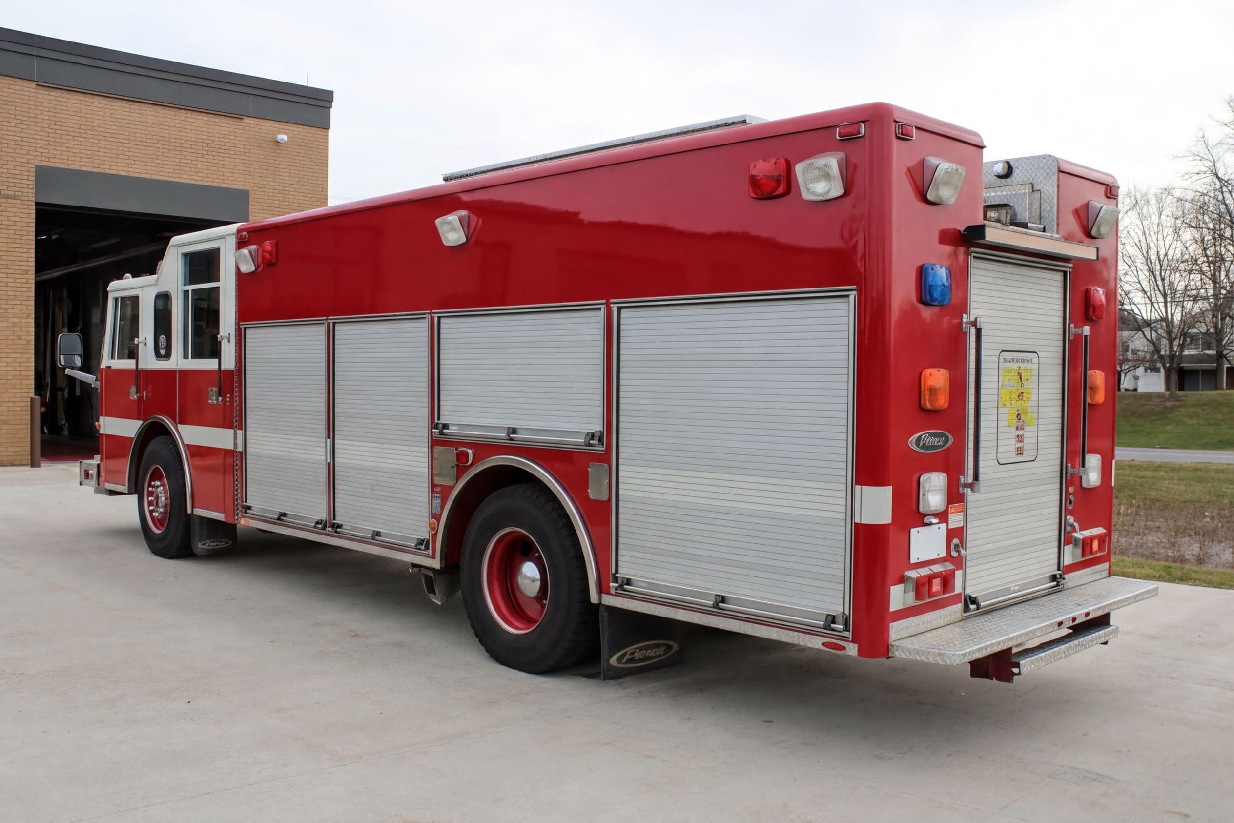 1995 Pierce Saber Heavy Rescue - image 3