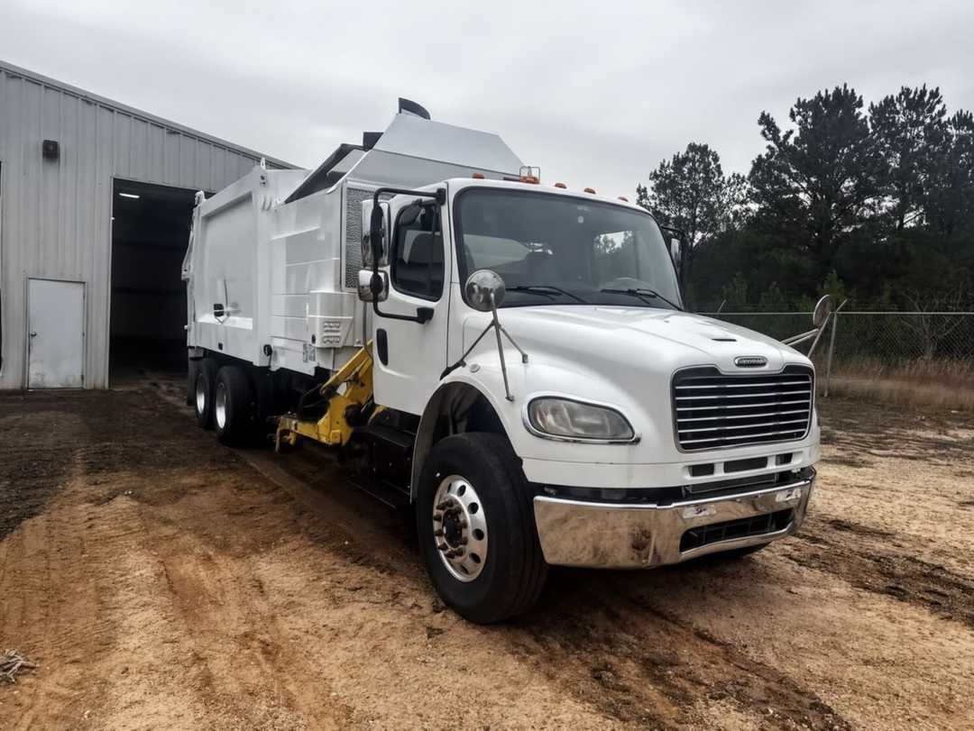 2018 Freightliner Heil Side Loader