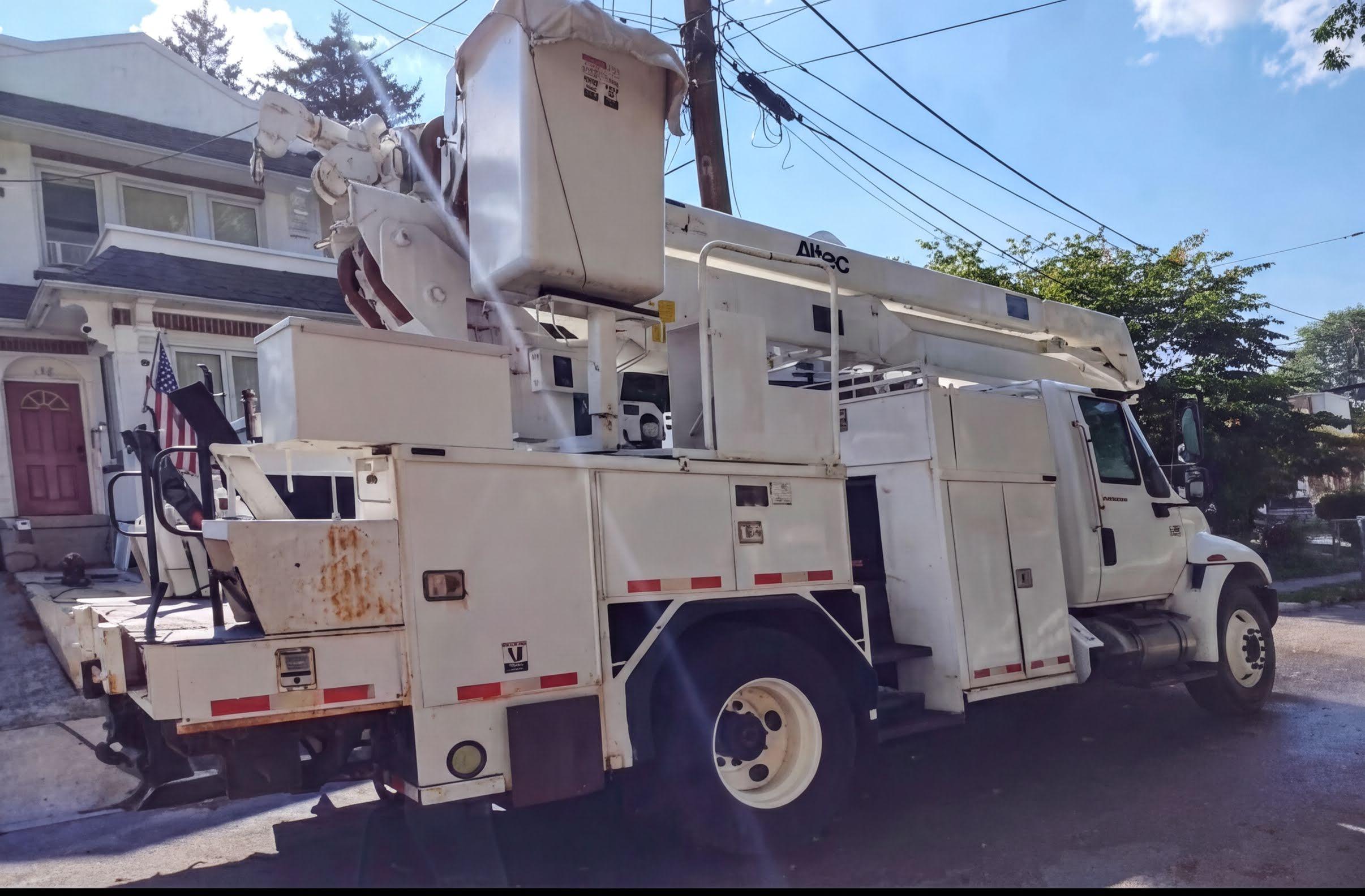2002 International Bucket truck 47 working height - image 4