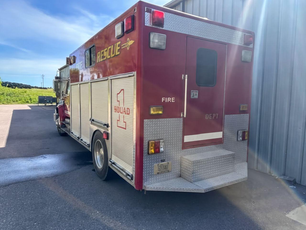 2001 International 4900 Heavy Rescue - image 5