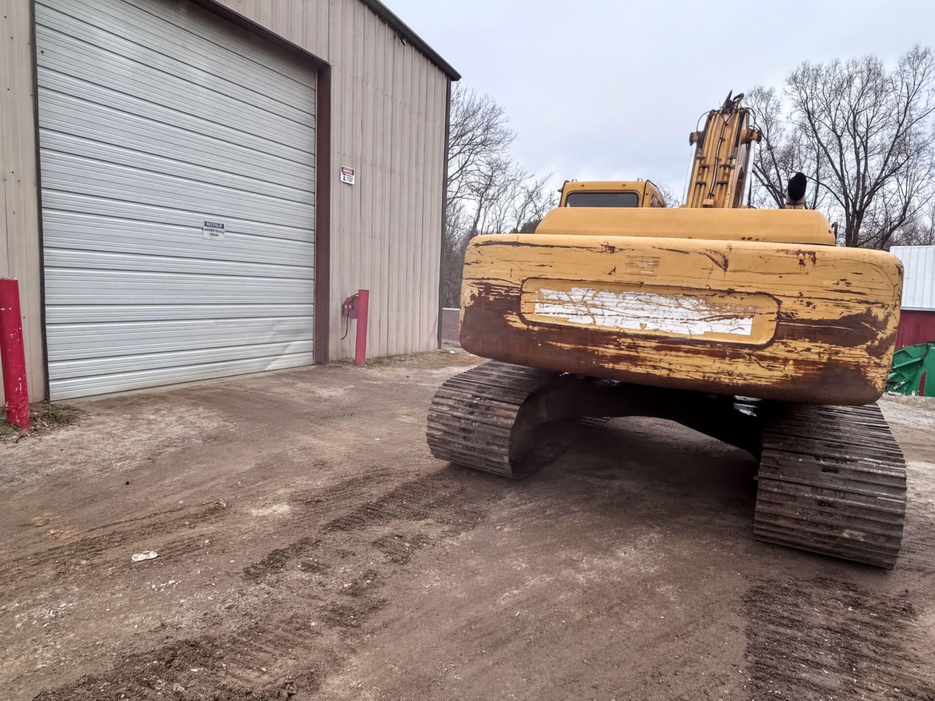 2001 John Deere 230LC Excavator - image 2