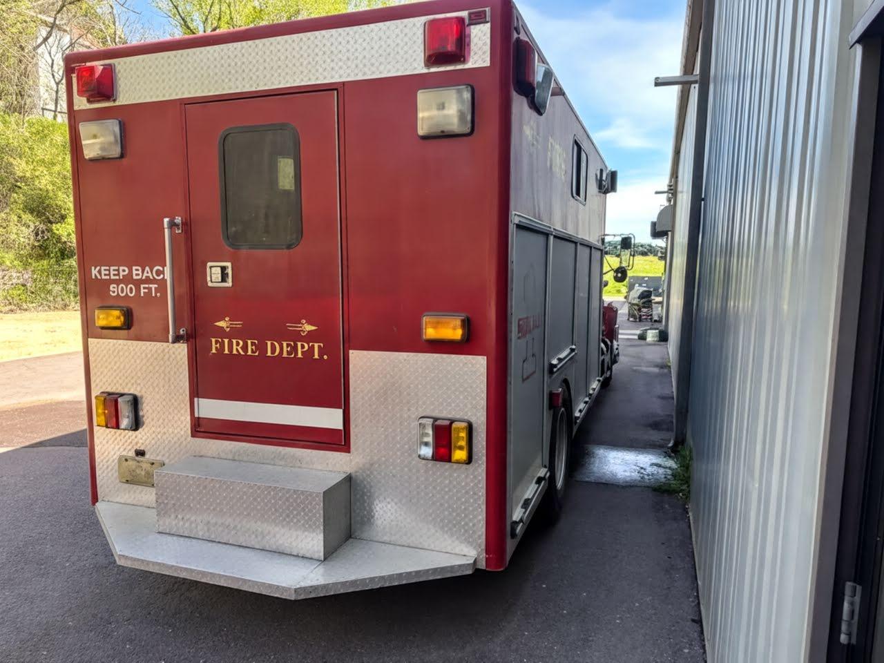 2001 International 4900 Heavy Rescue - image 4