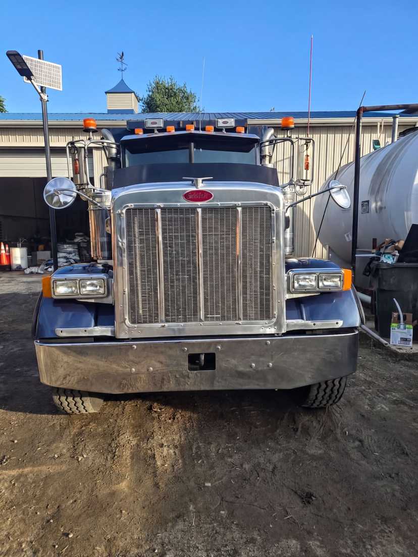 2005 Peterbilt 379 Dump Truck — photo 2