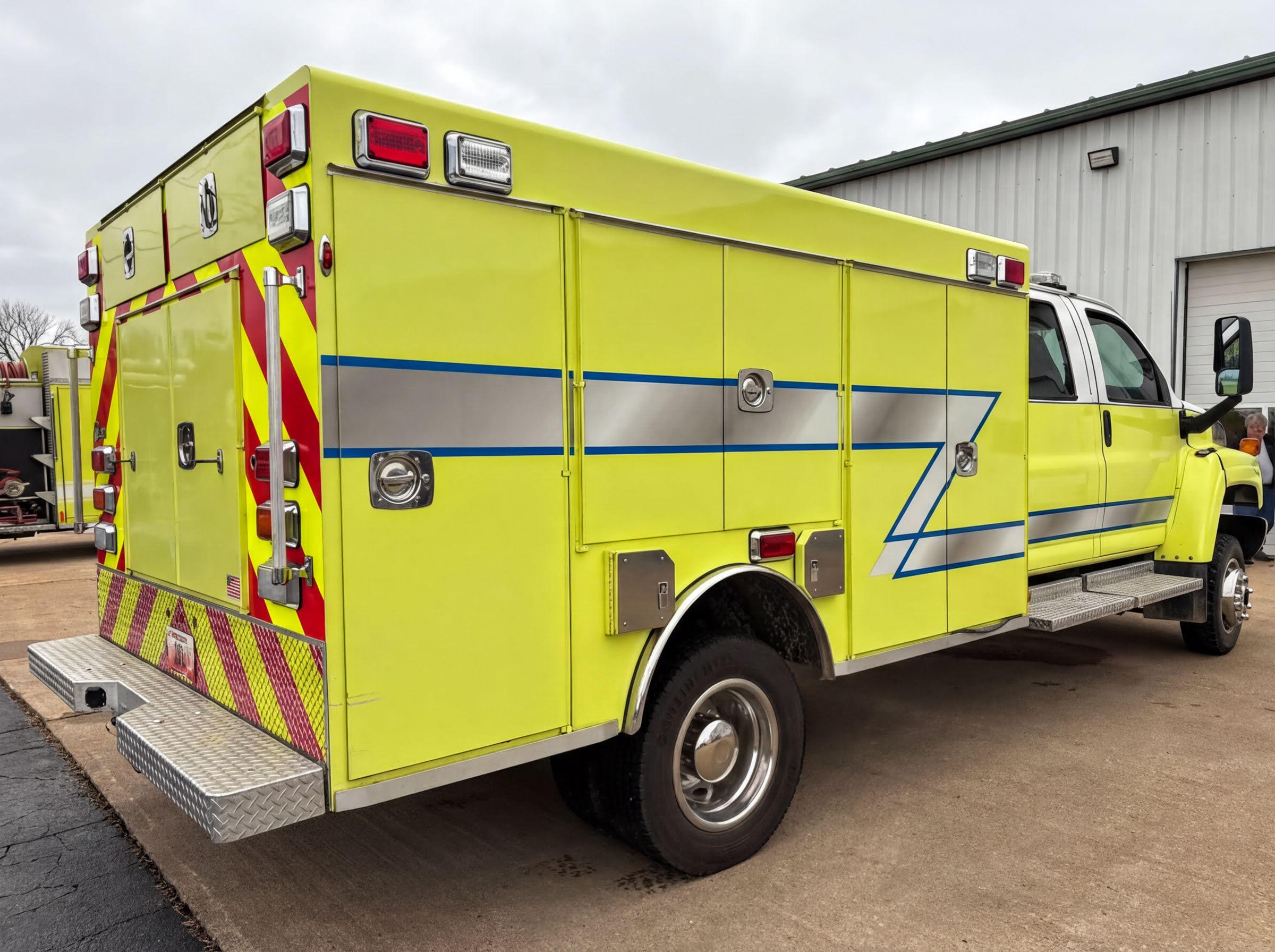 2009 Chevrolet Kodiak 5500 4x4 Squad - image 4