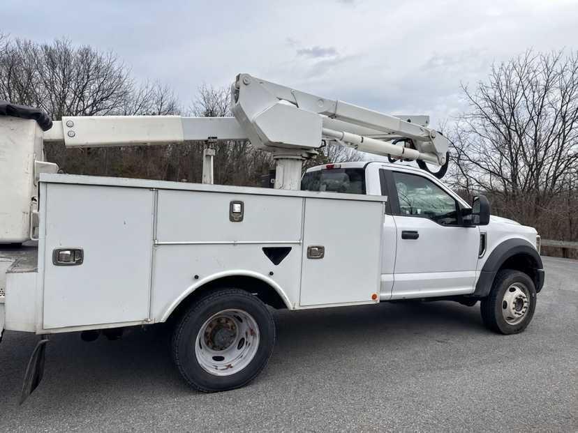 2019 Ford F550 4x4 Bucket Truck w/ Altec AT40G Boom (45 ft) — photo 4