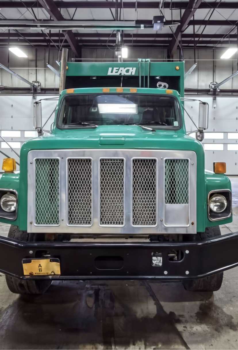 1998 International Leach Rear Loader — photo 2