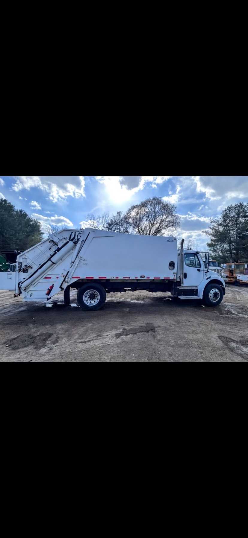 2020 Freightliner New Way Rear Loader — photo 2