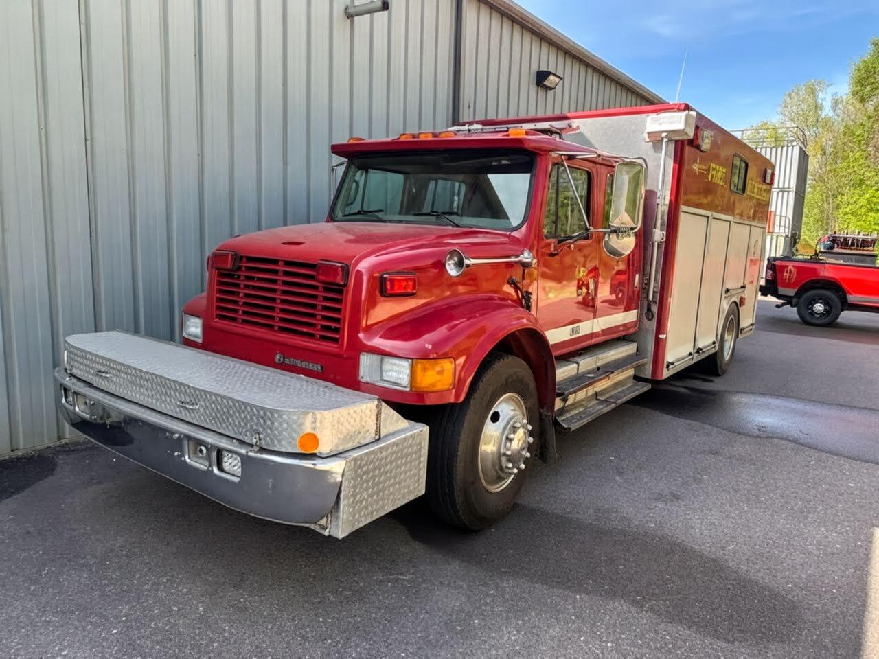 2001 International 4900 Heavy Rescue - image 1