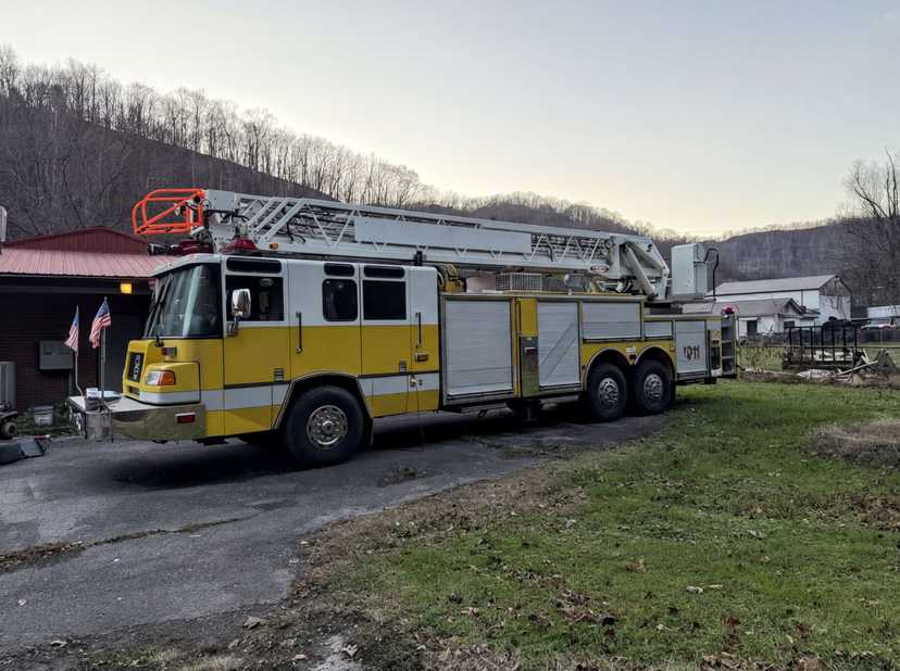 1998 Pierce Detroit Series 60 Diesel, 430 HP 105' Aerial — photo 2