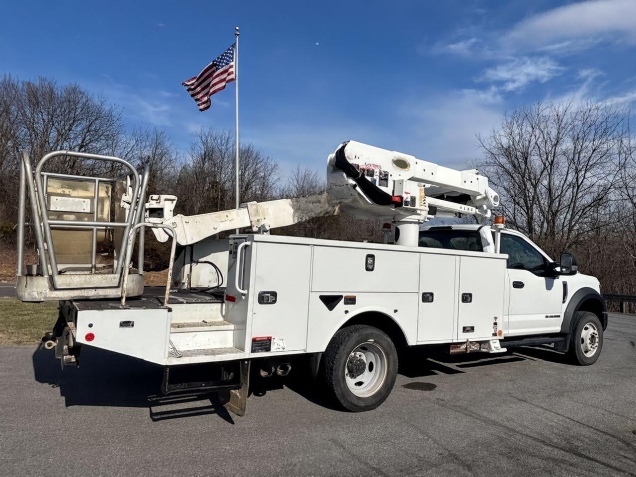 2019 Ford F550 Bucket Truck w/ Altec AT41S Boom (46 ft) - image 4