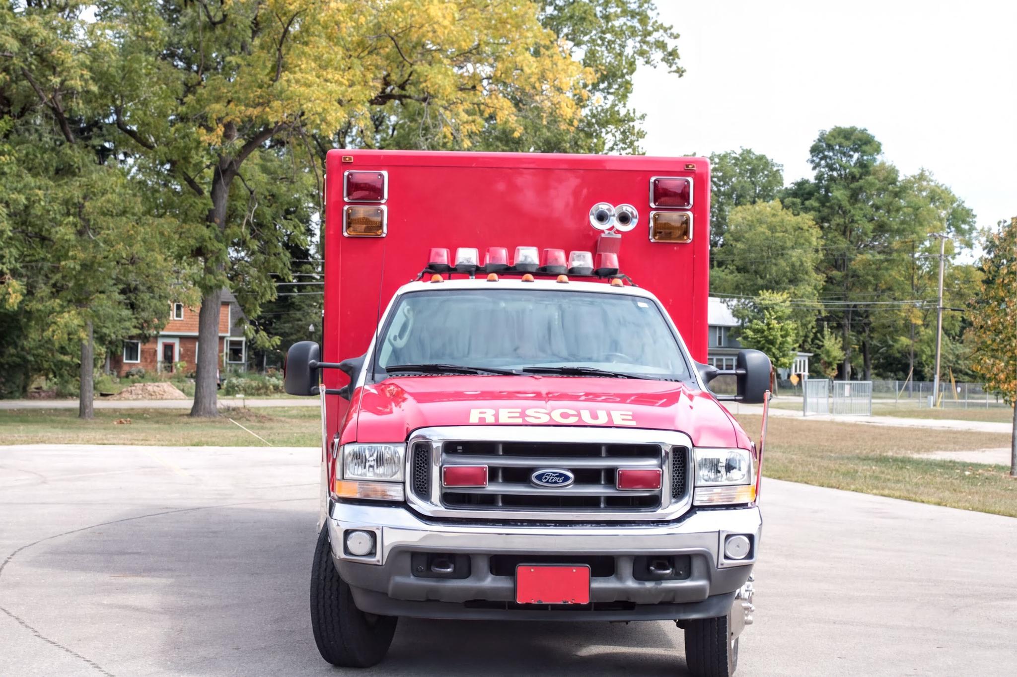 2003 Ford Light Rescue - image 2