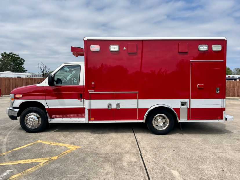 2015 Horton Ford Type III Ambulance — photo 2