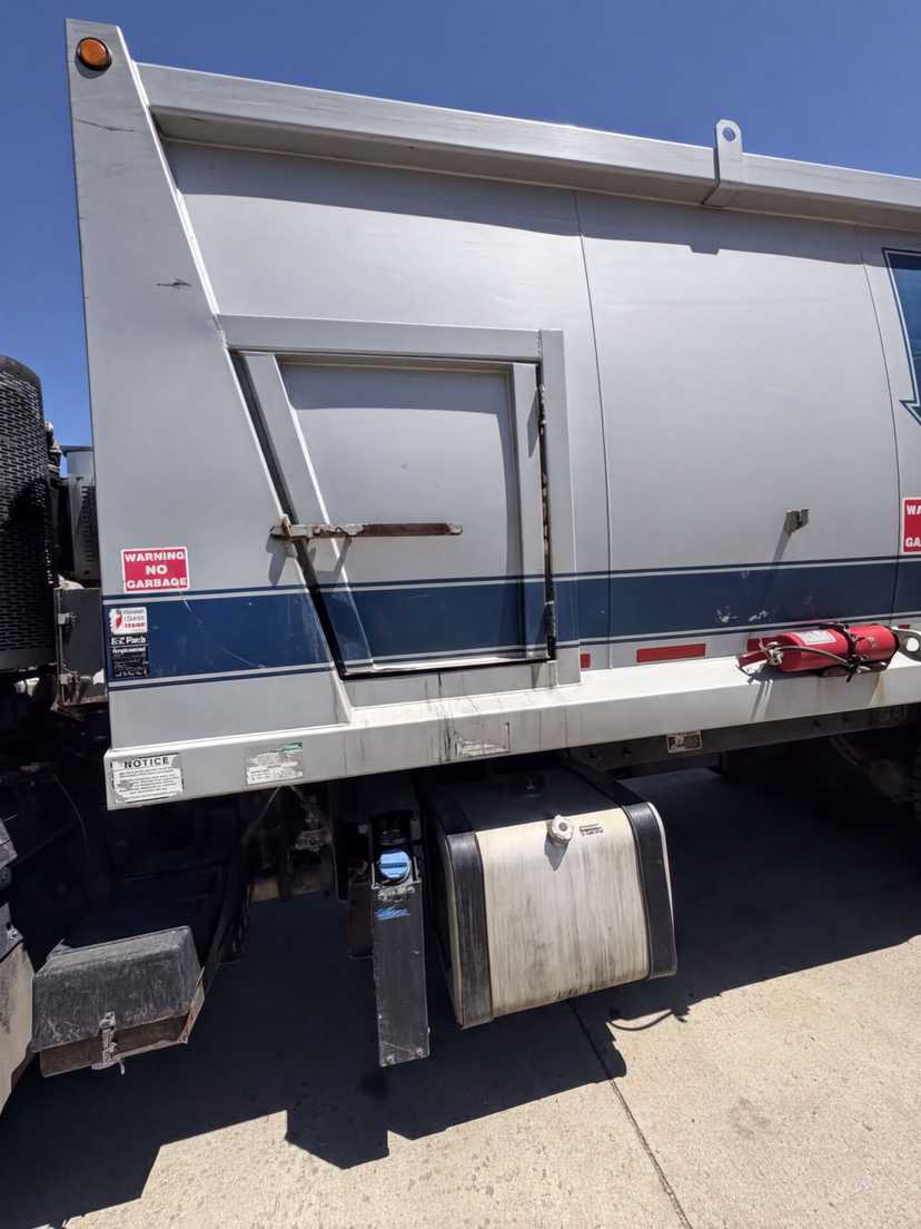 2012 Mack E-Z Pack Rear Loader — photo 4