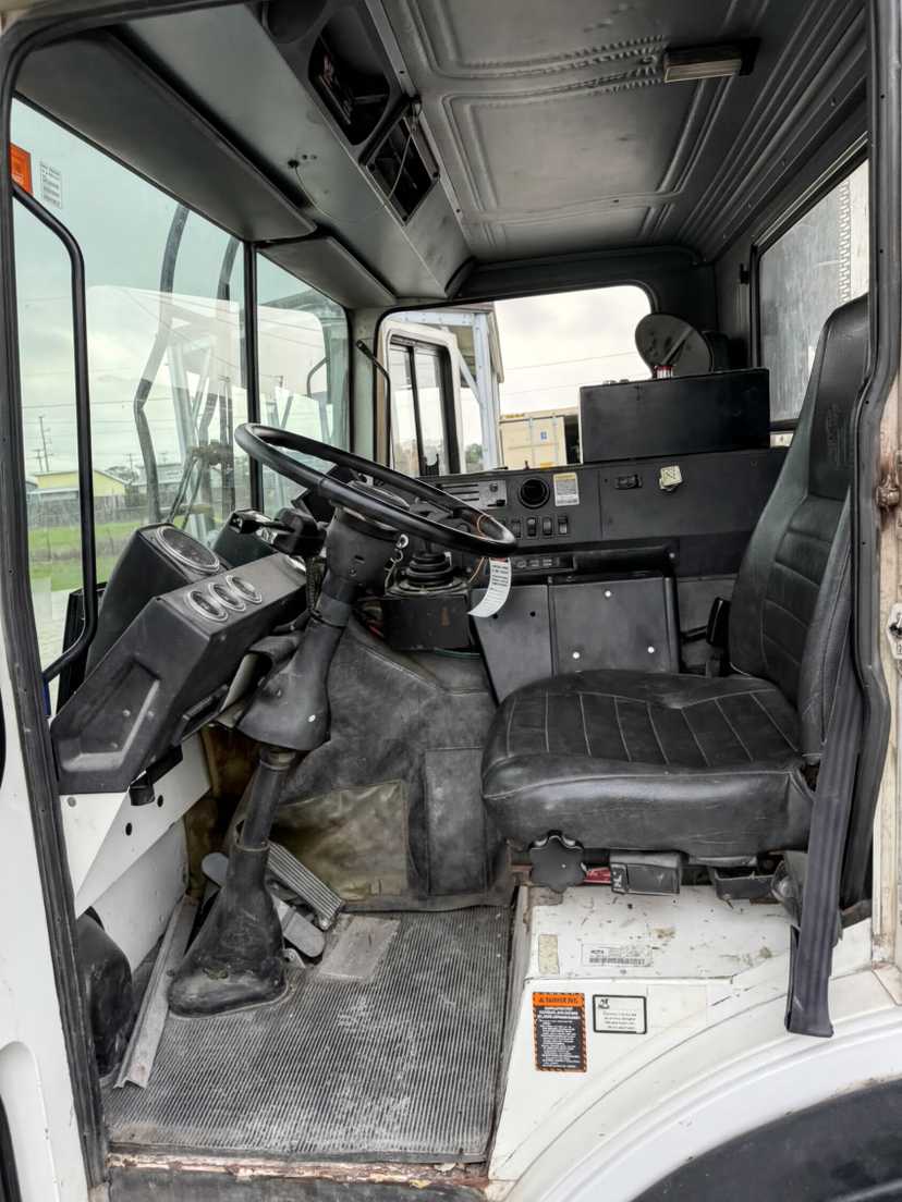 2007 Mack E-Z Pack Front Loader — photo 4