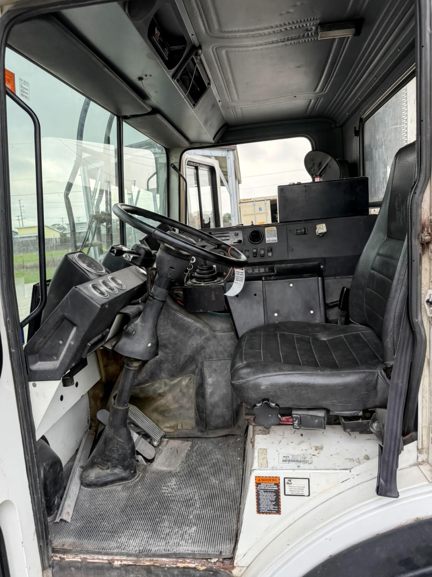 2007 Mack E-Z Pack Front Loader - image 4