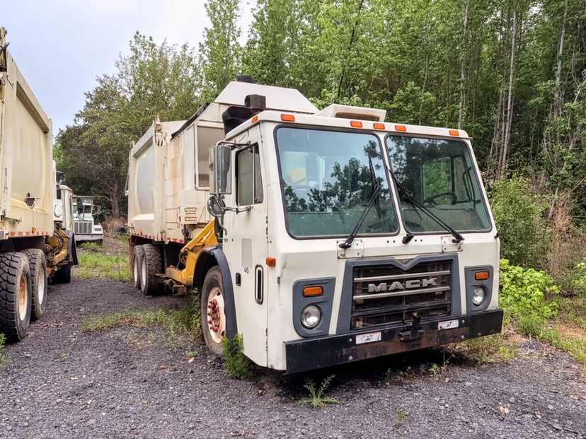 2011 Mack Heil Side Loader