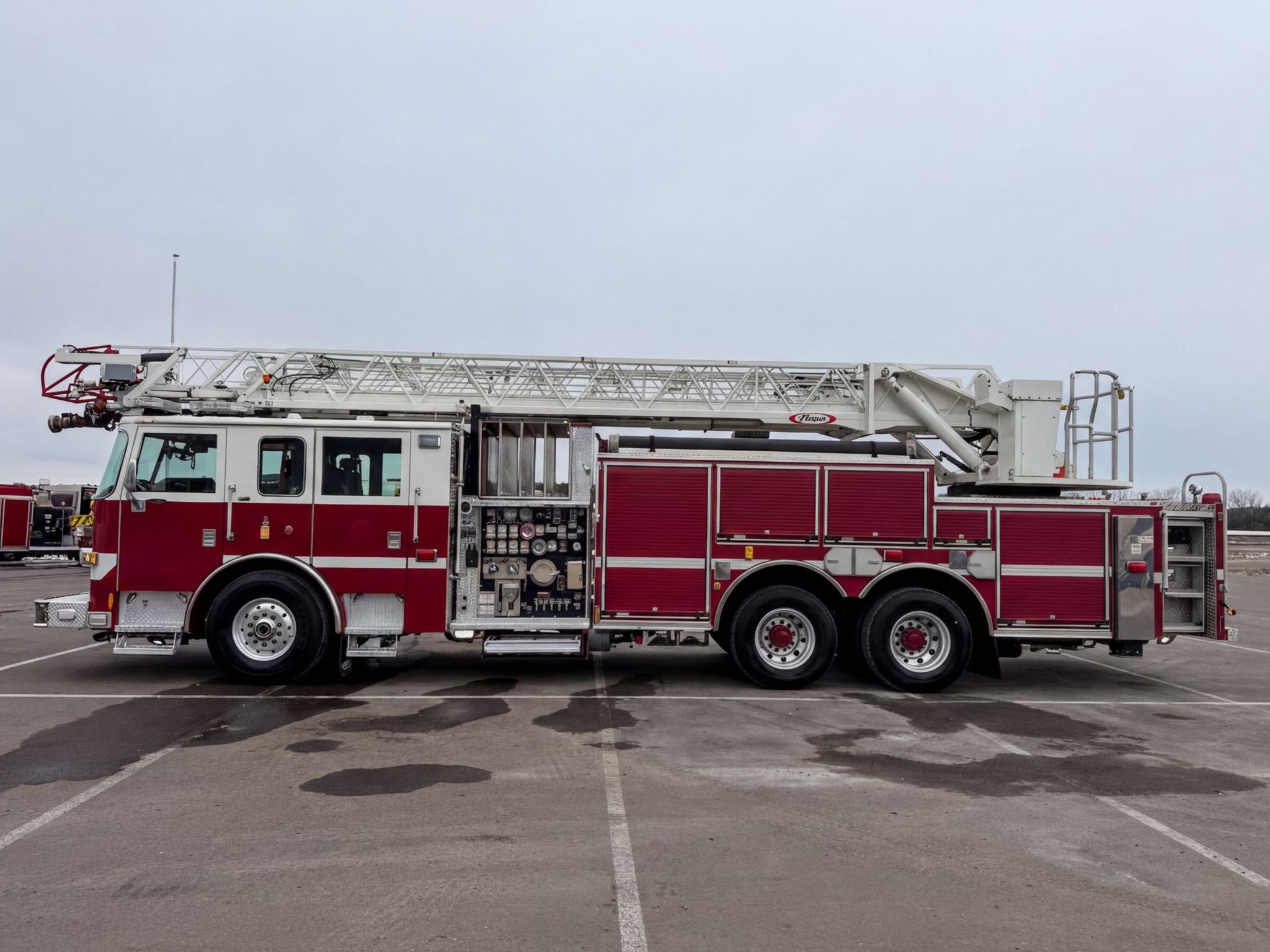 2018 Pierce ARROW XT 75' Aerial - image 2