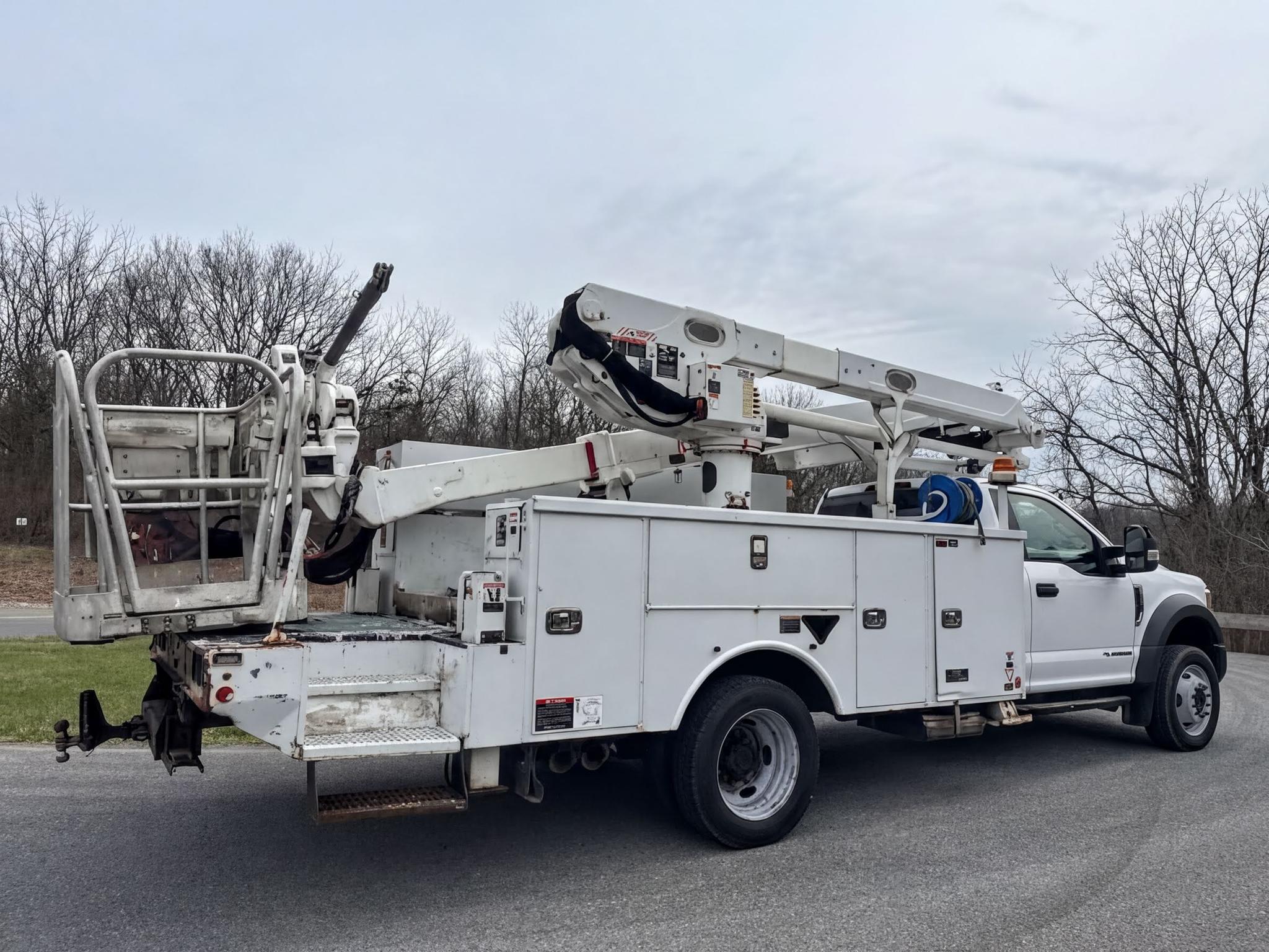 2019 Ford F550 Bucket Truck w/ Altec AT48S Boom (53 ft) - image 4