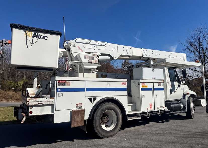 2006 International 4300 Bucket Truck w/Altec AM55 Boom — photo 4