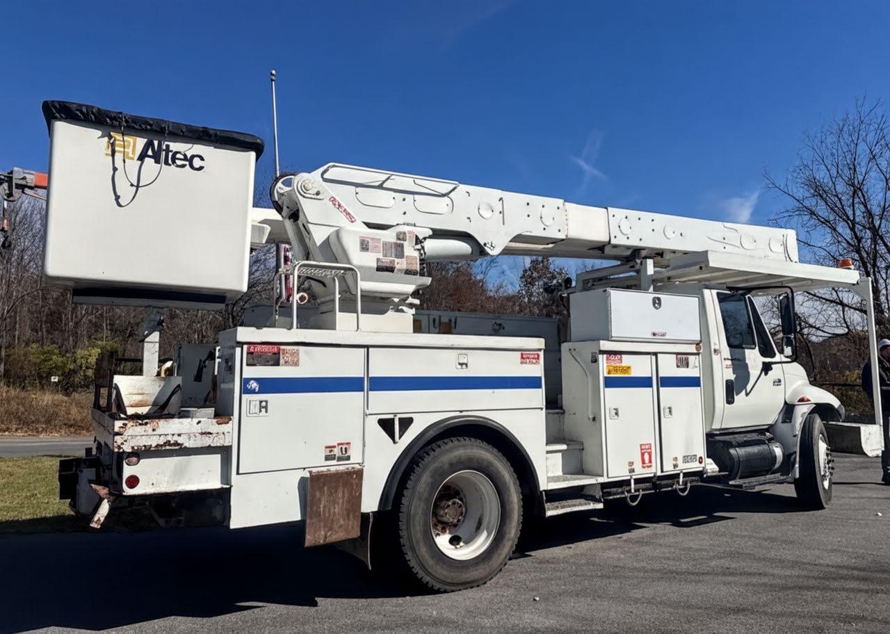2006 International 4300 Bucket Truck w/Altec AM55 Boom - image 4