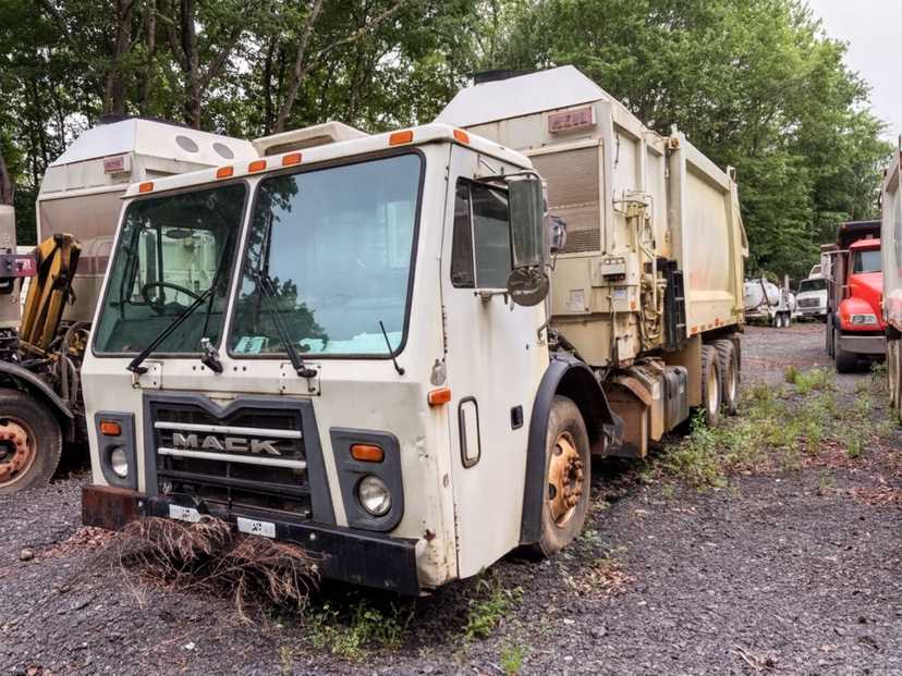 2011 Mack Heil Side Loader