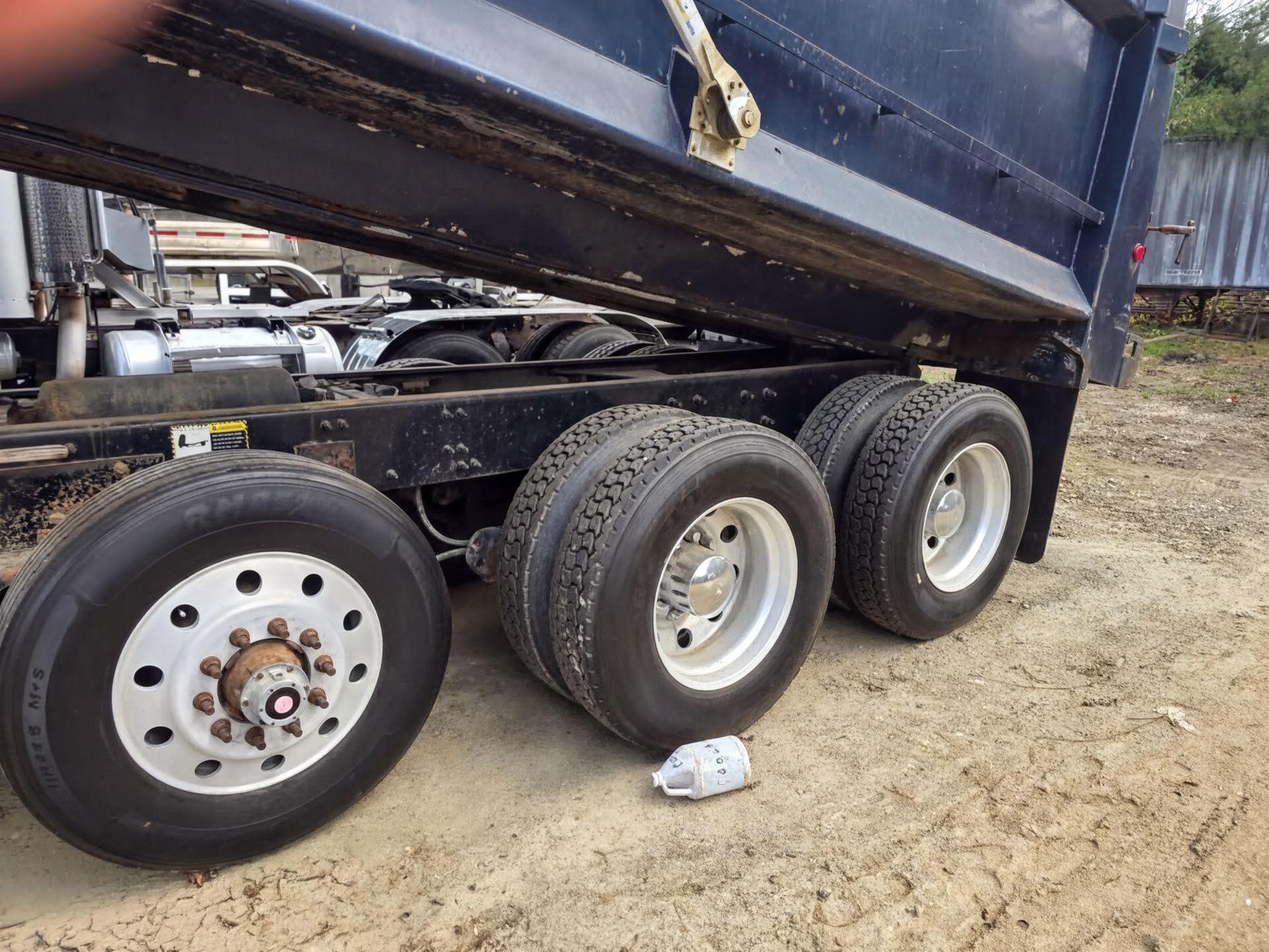 2005 Peterbilt 379 Dump Truck - image 4