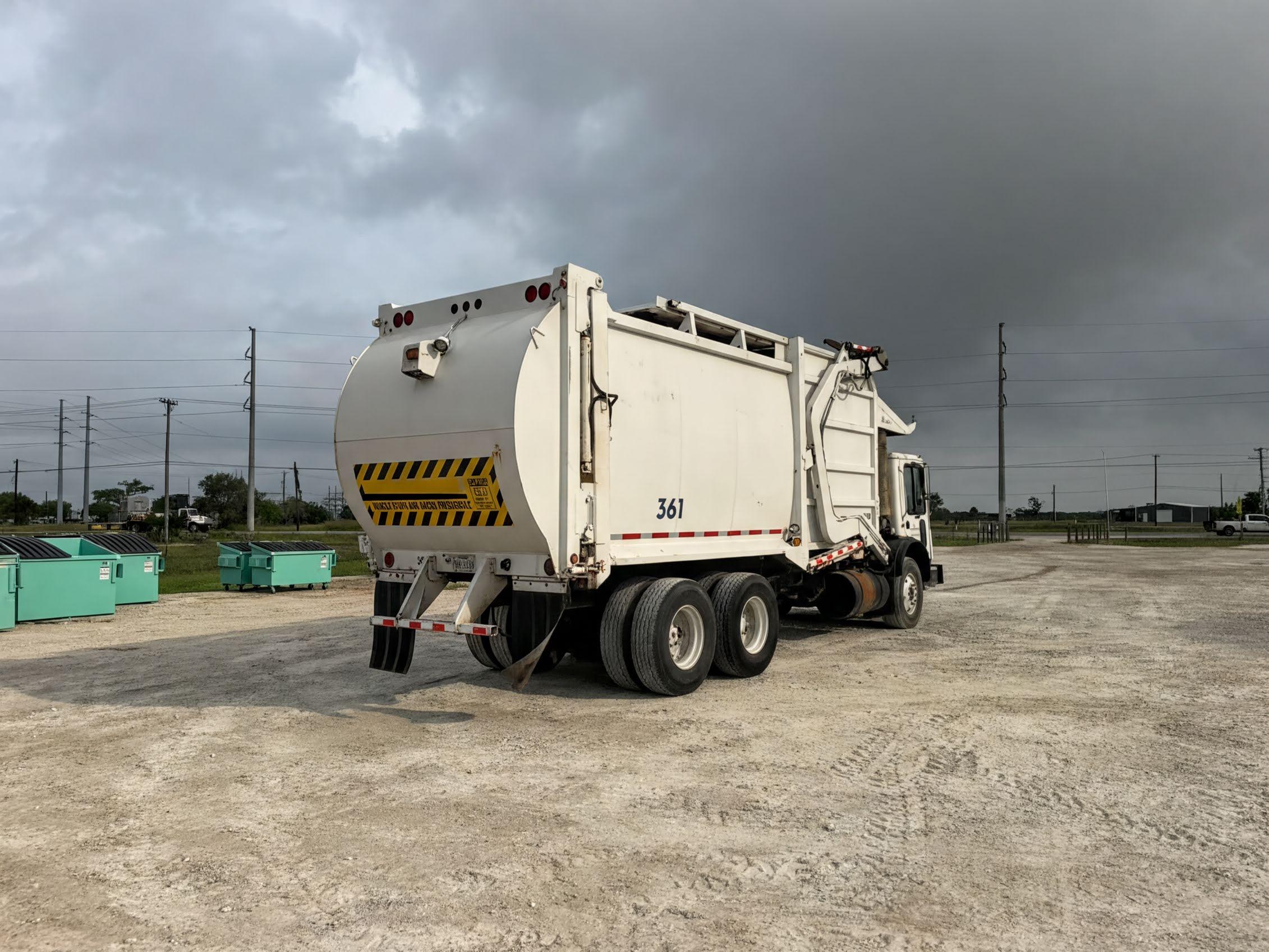 2007 Mack E-Z Pack Front Loader - image 2