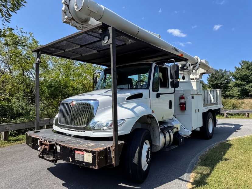 2016 International Durastar 4300 Bucket Truck w/ Altec LR760-E70 Boom (75 ft) — photo 2