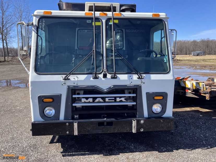 2013 Mack Labrie Automated Side Loader — photo 2