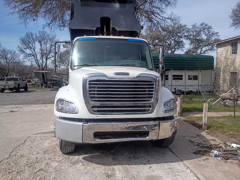 2013 Freightliner M2 — photo 2