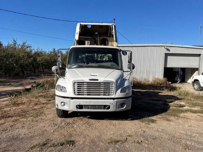 2015 Freightliner M2 106 Elgin Crosswind Street Sweeper — photo 2