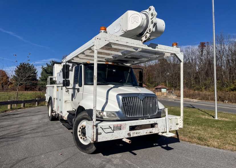 2006 International 4300 Bucket Truck w/Altec AM55 Boom