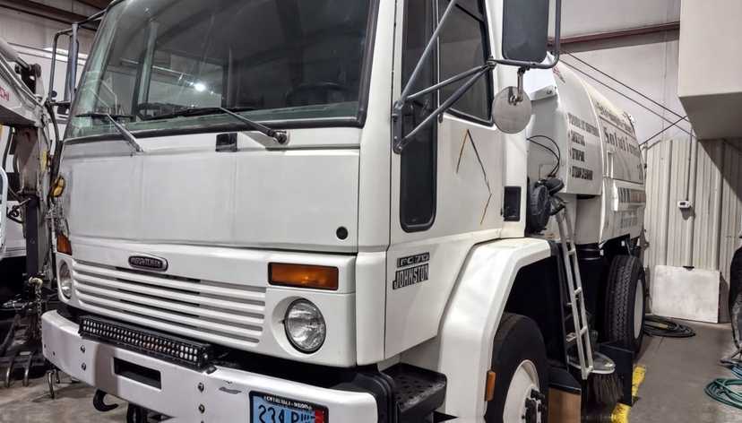 2000 Johnston 605 Sweeper — photo 3