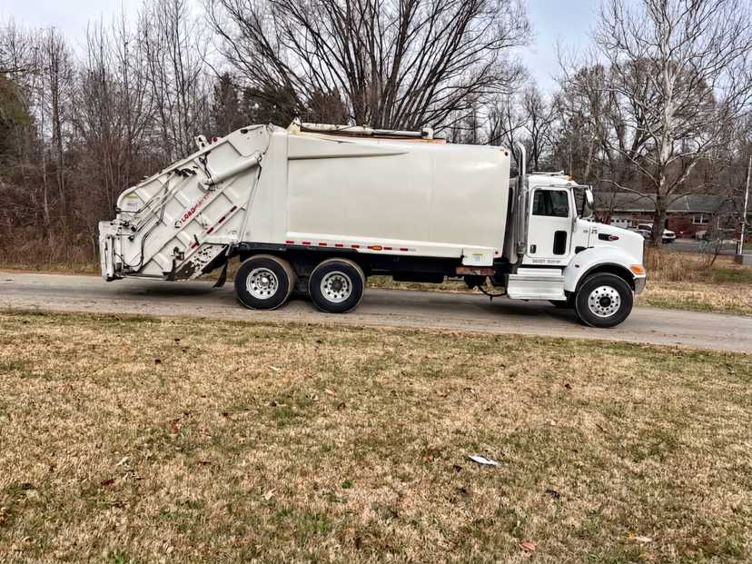 2020 Peterbilt Loadmaster Rear Loader — photo 2