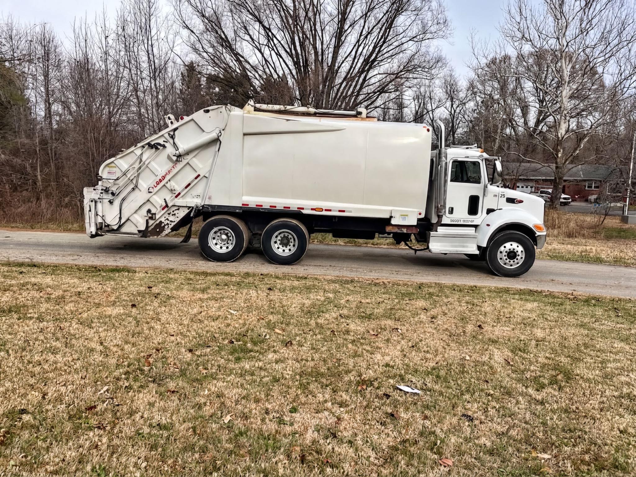 2020 Peterbilt Loadmaster Rear Loader - image 2