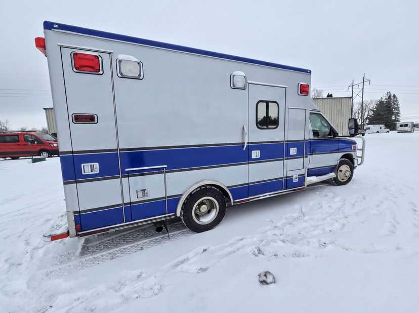 2010 MedTec Ford Type III Ambulance — photo 2